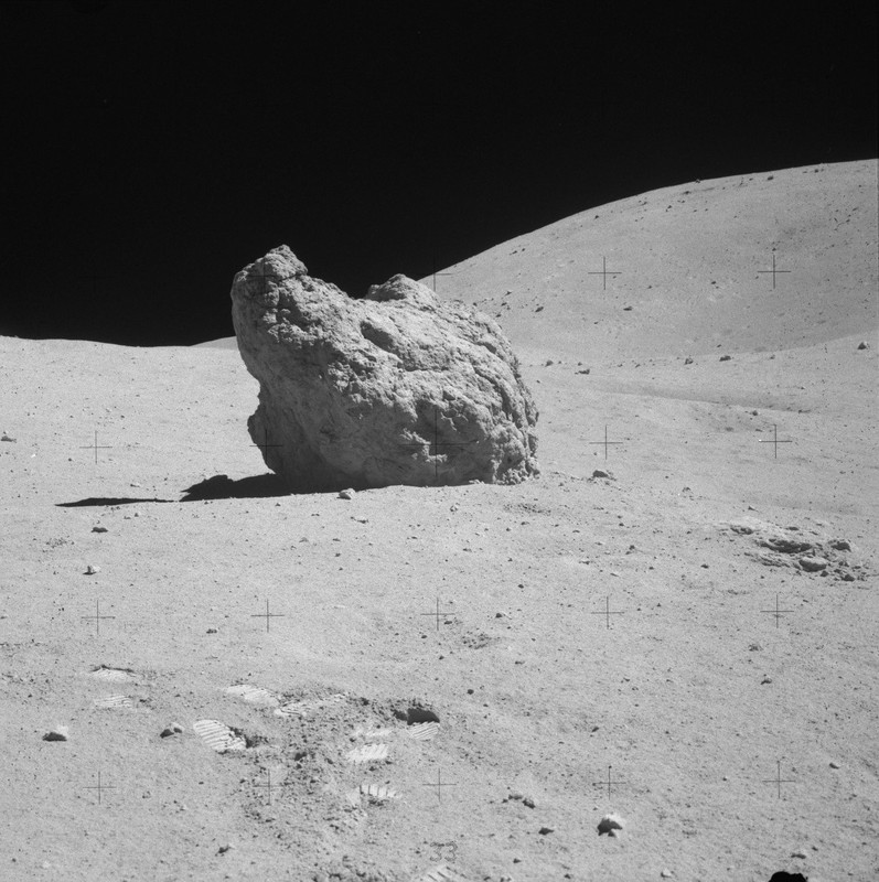 Камень, снятый астронавтами одной из миссий Аполлон на Луне.