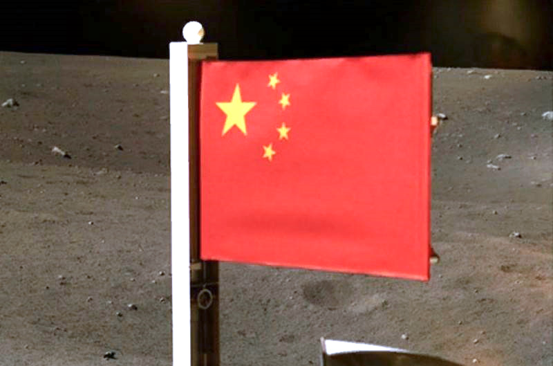 Государственный флаг Китая на Луне