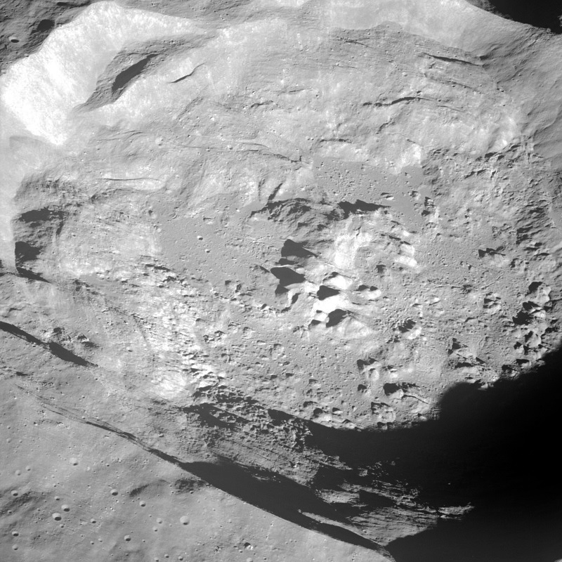 Лунный кратер Крукс с борта «Аполлон-8»